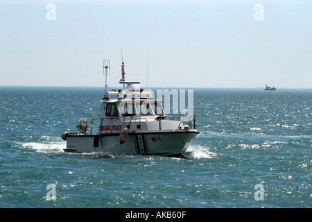 Un bateau de la police de Chicago avec un centre de sauvetage et les bouées à l'arrière à travers les eaux bleues cristallines croisières Banque D'Images