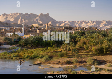 La cité médiévale et pouf ville de Al Qasr, Dakhla Oasis, Egypte Banque D'Images
