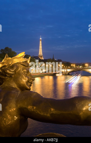 France, Paris, Tour Eiffel, vue depuis le Pont Alexandre III Banque D'Images