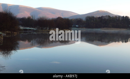 À la recherche sur Derwentwater à vers Walla crag et cercle de pierres de Castlerigg de Keswick Banque D'Images