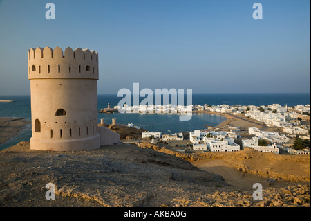 Oman, région de Sharqiya, Sur, tours de Al Ayajh Fort & Sur Bay Banque D'Images