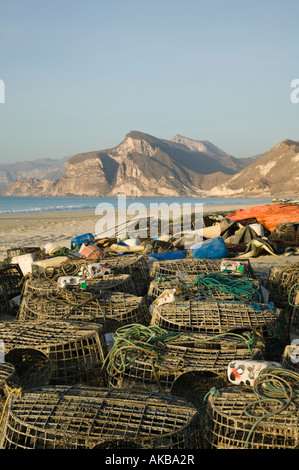 Oman Dhofar, région, Al Mughsail, cages de pêcheurs sur la plage de Mughsail Al Banque D'Images