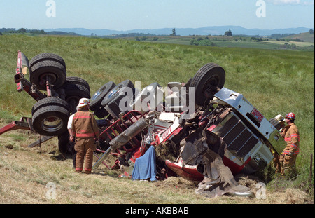 Les pompiers regarder l'épave d'un accident de camion semi le long de la route 22 dans la région de Oregon USA Banque D'Images