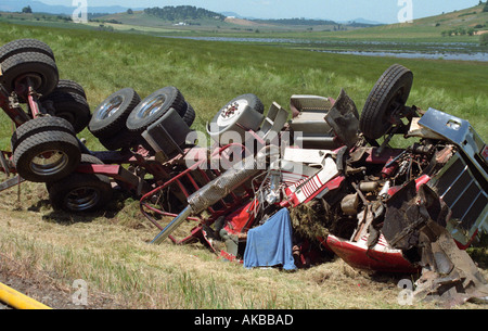 L'épave d'un accident de camion semi le long de la route 22 dans la région de Oregon USA Banque D'Images