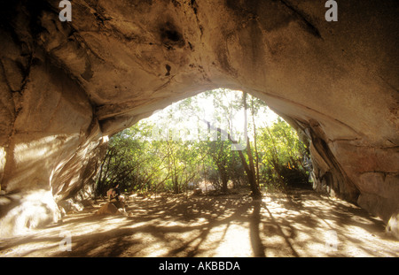 Entrée de la grotte de Pomongwe le Zimbabwe qui contient des peintures rupestres avec figure en moyenne distance Banque D'Images