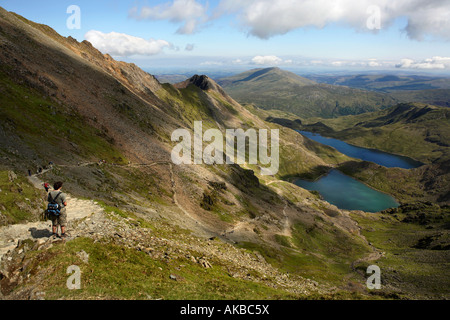 Vue depuis le sommet du mont Snowdon, au Pays de Galles, en regardant vers le bas les lacs Llyn Llydaw, Glaslyn et Llyn. Banque D'Images