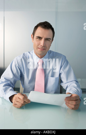 Homme portant chemise et cravate dans office, portrait Banque D'Images