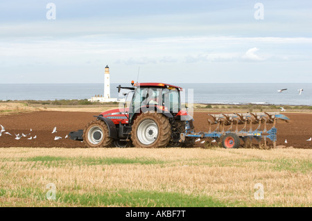 Le tracteur laboure en Ecosse Banque D'Images