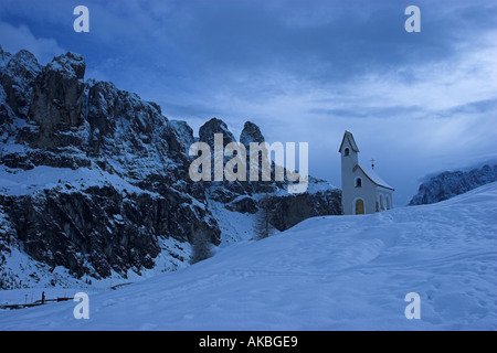 Le crépuscule tombe sur une petite chapelle au sommet de la Passo Gardena pass à 2121m d'altitude dans la région de Alta Badia de la Dolomite mountain vues Banque D'Images