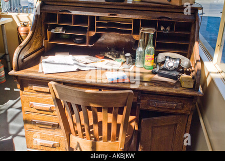 Couvercle cylindrique à l'ancienne chêne bureau avec téléphone à cadran rotatif Banque D'Images