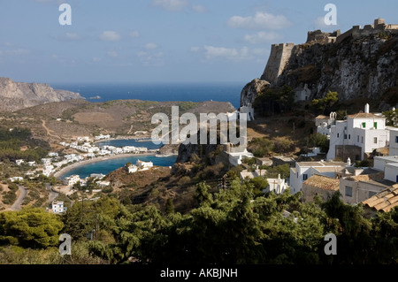 Regardant vers le bas sur son village et Kapsali double baie de Hora Kythira Ville et son monde forttress Banque D'Images