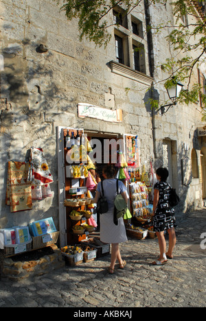 Les clients en face d'une boutique Baux de Provence France Banque D'Images