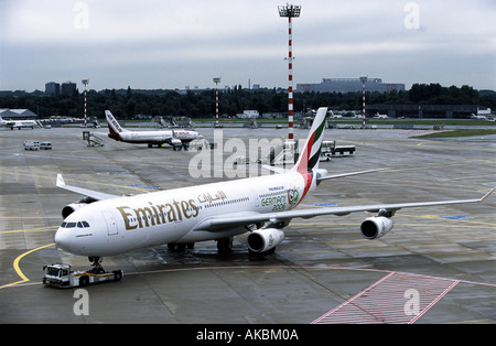 Emirates Airlines Airbus A340-300, l'aéroport international de Düsseldorf, Rhénanie du Nord-Westphalie, Allemagne Banque D'Images