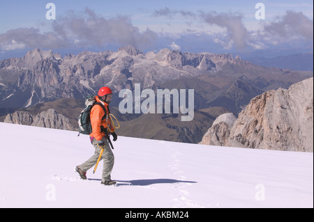 Un grimpeur sur les pentes de neige finale avant le sommet de la Marmolada le sommet le plus élevé des Dolomites italiennes Banque D'Images
