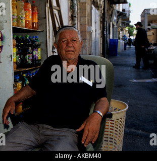 Un commerçant attend les clients à l'extérieur de son magasin Banque D'Images