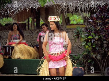 Une danseuse de hula divertit les visiteurs à la Centre Culturel Polynésien sur Oahu, Côte-Nord Banque D'Images