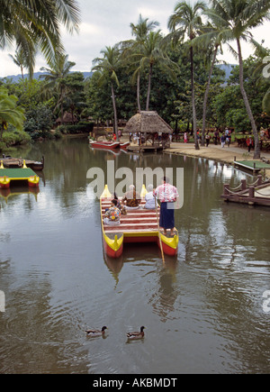 Visite le Centre Culturel Polynésien dans un canoë raft Banque D'Images