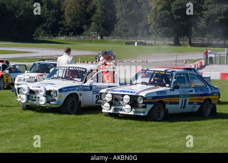 Ford Escort Mk1 et Mk2 voitures de rallye à Oulton Park Motor Racing Circuit près de Warrington Cheshire Royaume Uni Banque D'Images