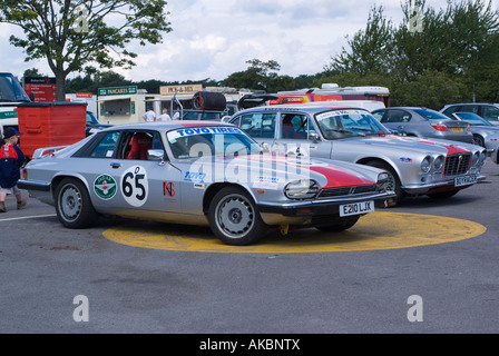 S Type et XJ6 Jaguar Saloon Voitures de course dans les enclos à Oulton Park Motor Racing Circuit Cheshire Royaume Uni Banque D'Images