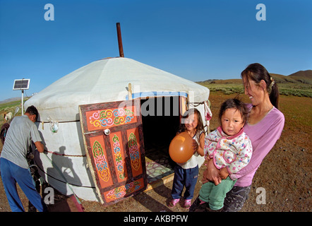 Près de la famille traditionnelle mongole yourte d'habitation. Aimag Bayankhongor, Mongolie Banque D'Images