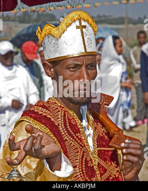 Le diacre orthodoxe éthiopienne transportant des encens au cours de Timkat (Epiphanie) célébrations dans Addis Abeba, Ethiopie Banque D'Images