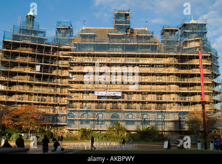 Un échafaudage recouvrant la face de l'Hôtel de ville dans le jardins de la paix du centre-ville de Sheffield, UK Banque D'Images