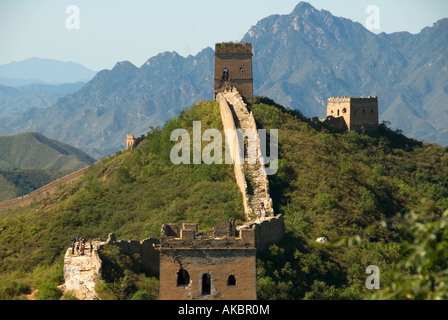 La Grande Muraille de Chine suit l'escarpement du terrain dans la région montagneuse au nord-est de Beijing foothills Banque D'Images