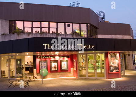 L'extérieur de l'théâtre Crucible lit up at Dusk sur Norfolk Street dans le centre-ville de Sheffield UK Banque D'Images