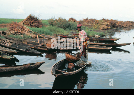 Pole des bateaux sur la côte de l'Afrique de l'Ouest Bénin Banque D'Images