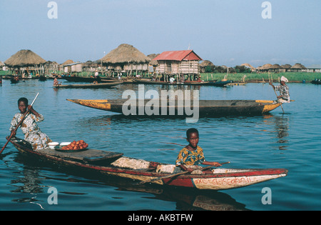 Creusés dans des canoës ou bateaux pôle sur la côte de l'Afrique de l'Ouest Bénin Banque D'Images