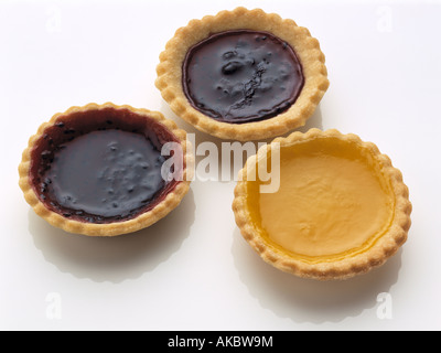 Trois tartelettes à la confiture sur un fond blanc editorial food Banque D'Images