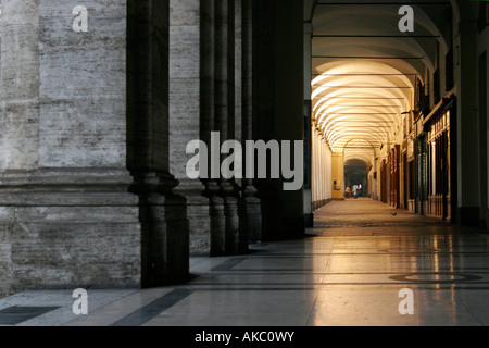 Porches de la via po dans le centre ville de Turin, Italie. Banque D'Images