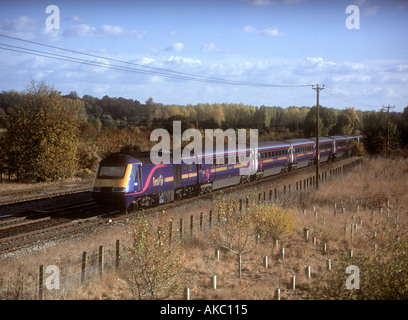 Train à grande vitesse vers l'ouest avec un premier grand service de l'Ouest près de Pangbourne Banque D'Images