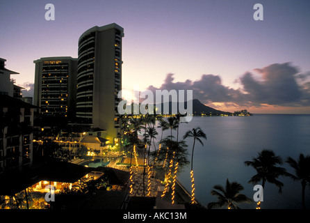 Une vue sur Waikiki Beach au lever du soleil près de Honolulu Banque D'Images