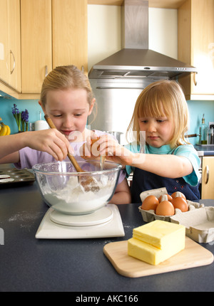 Les enfants faire des gâteaux dans la cuisine à la maison Banque D'Images