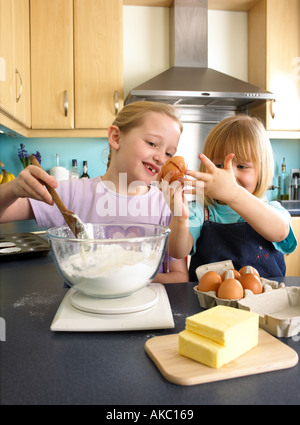 La cuisine des enfants dans leur cuisine des gâteaux à la maison Banque D'Images