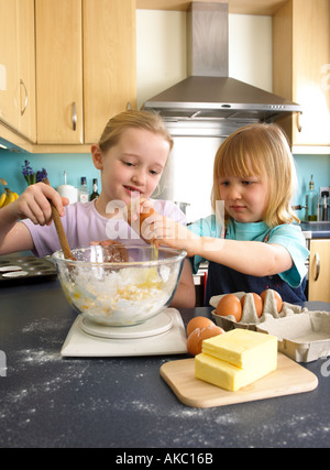 Cuisine Enfants gâteaux dans la cuisine à la maison Banque D'Images