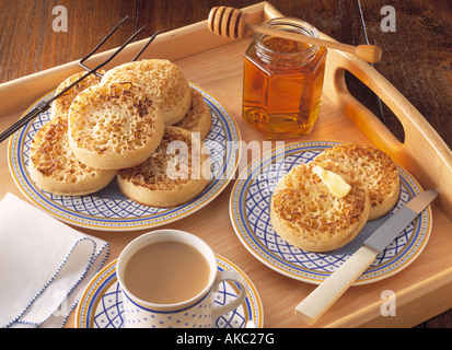 Un plateau de thé de miel et de thé anglais crumpets sur un plateau en bois editorial food Banque D'Images