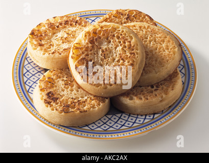 Les crumpets anglais sur une plaque sur un fond blanc editorial food Banque D'Images