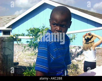 Garçon attend avec impatience pour sa famille pour rejoindre son lieu d'affichage pour la nouvelle année Junaknoo parade annuelle à Green Turtle Cay Banque D'Images