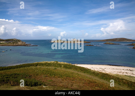 Vue de tresco îles Scilly en regardant vers l'île ronde et rochers environnants Banque D'Images