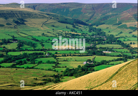 Edale de Mam Tor avec Kinder Scout au-delà de Derbyshire Peak District National Park England UK Banque D'Images