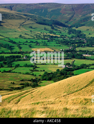 Edale de Mam Tor avec Kinder Scout au-delà de Derbyshire Peak District National Park England UK Banque D'Images