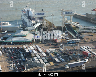 Vue aérienne terminal de ferry et parking camions avec voitures camions, camions attendant P&O débarcadère de déchargement Port de Douvres Kent Anglais Royaume-Uni Banque D'Images
