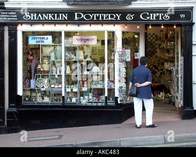 L'île de Wight Shanklin visiteur à la boutique de cadeaux à l'affichage de la fenêtre Banque D'Images