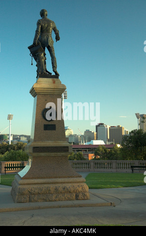 Une statue du colonel William Light, arpenteur d'Adélaïde, donnant sur les toits de la ville, Adélaïde, Australie du Sud Banque D'Images