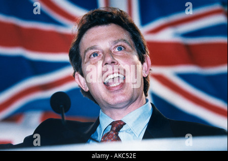 Le premier ministre Tony Blair à l'encontre d'un Union Jack en 1996 peu après de devenir chef du parti travailliste Banque D'Images