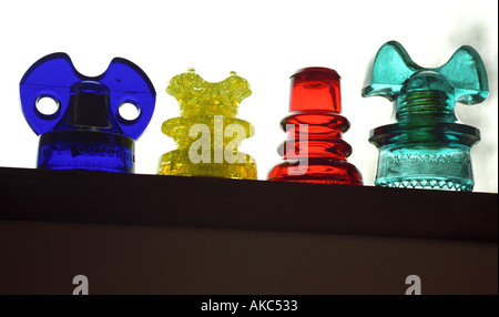 Les isolateurs en verre coloré Banque D'Images