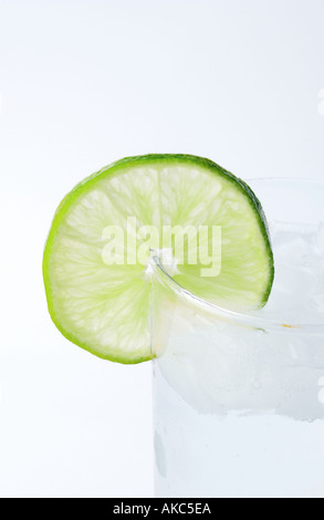 Verre à la lime slice sur la jante Banque D'Images