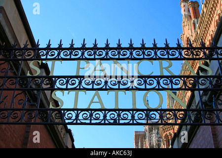 Acier orné peintes de la gare internationale St Pancras Londres Angleterre eurostar uk go Banque D'Images